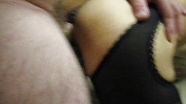 Thủ dâm qhim xxxx Babe toying L. với máy rung
